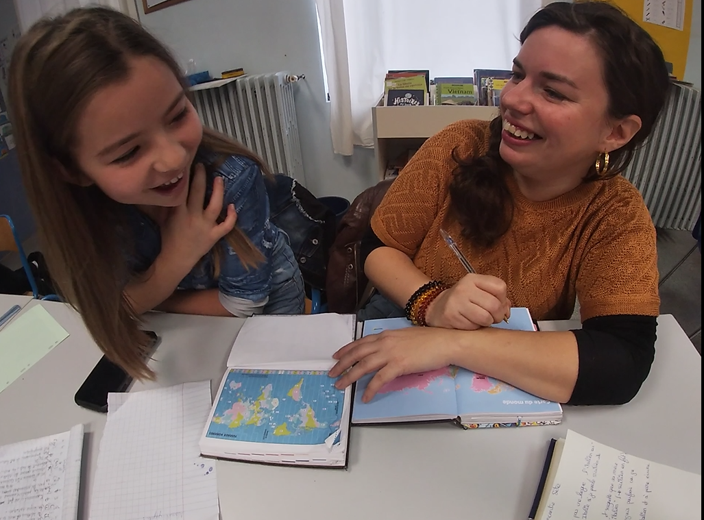 Une maman et sa fille travaillant sur la langue turque