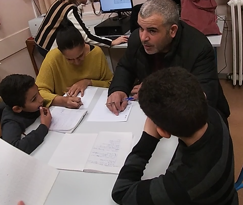 Deux familles travaillant sur la langue arabe